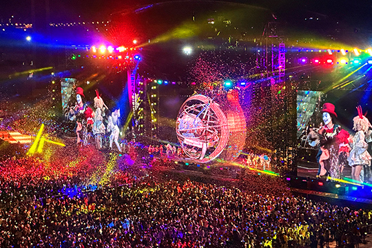 嗨爆全场！金沙集团186cc成色大屏与荧光棒闪耀周杰伦海口演唱会！